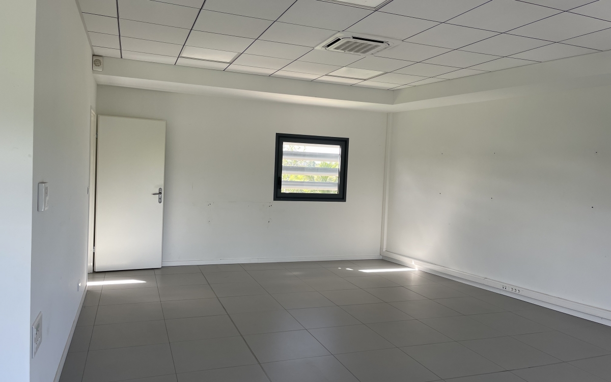 BUREAU AMENAGE TRES LUMINEUX