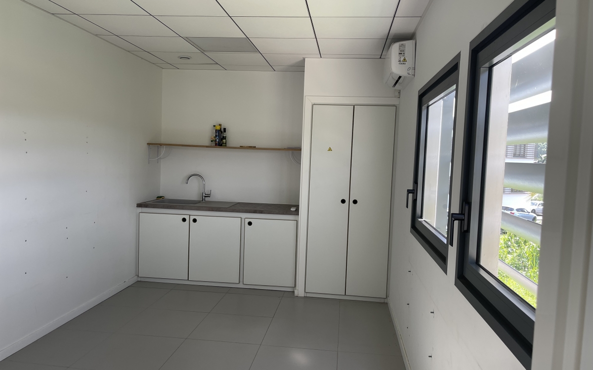 BUREAU AMENAGE TRES LUMINEUX