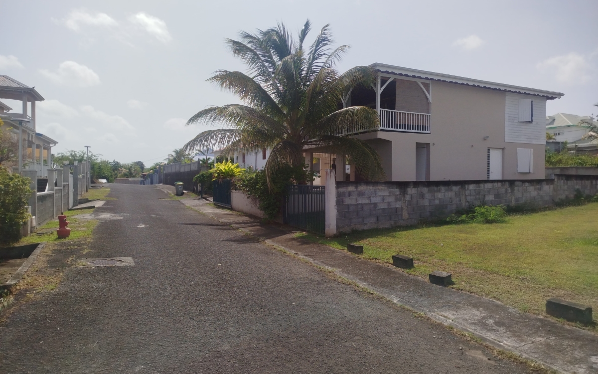  PORT LOUIS maison 115m2 h sur &eacute;tage  prox plage   342000&euro;