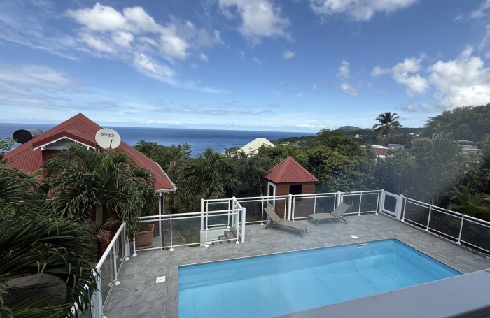 DESHAIES - Complexe touristique avec bungalows - Piscine - Vue sur la mer et île de Montserrat