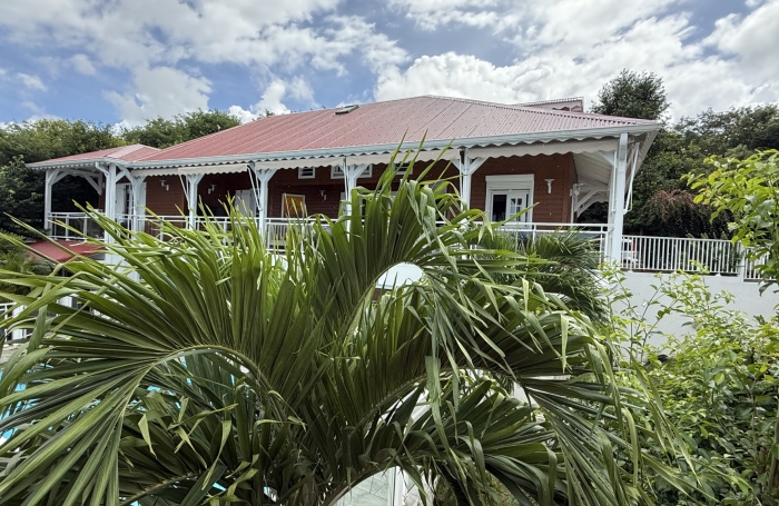 DESHAIES - Complexe touristique avec bungalows - Piscine - Vue sur la mer et île de Montserrat