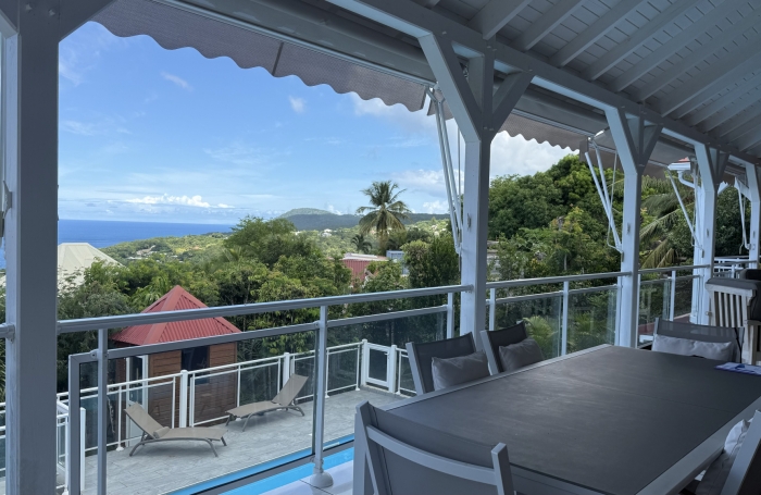 DESHAIES - Complexe touristique avec bungalows - Piscine - Vue sur la mer et île de Montserrat