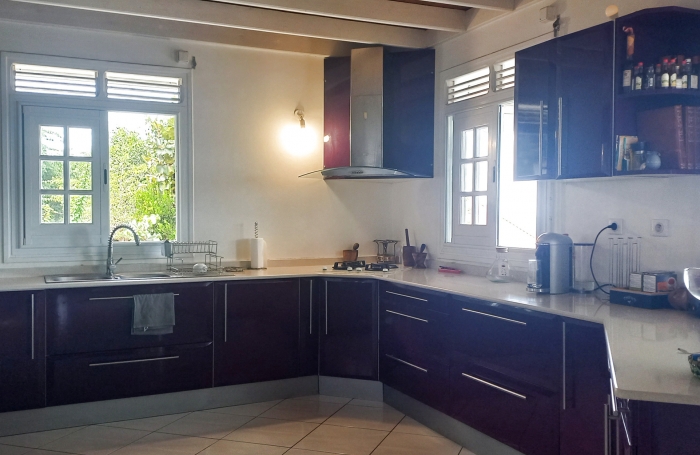 DESHAIES - Complexe touristique avec bungalows - Piscine - Vue sur la mer et île de Montserrat