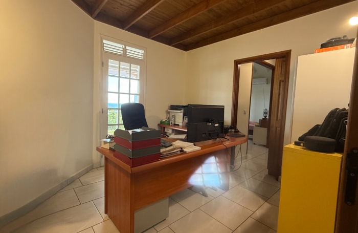 DESHAIES - Complexe touristique avec bungalows - Piscine - Vue sur la mer et île de Montserrat