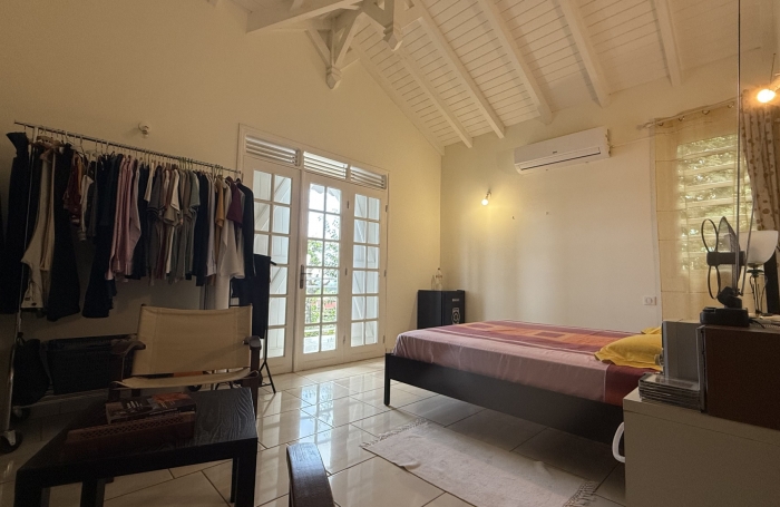 DESHAIES - Complexe touristique avec bungalows - Piscine - Vue sur la mer et île de Montserrat