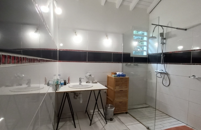 DESHAIES - Complexe touristique avec bungalows - Piscine - Vue sur la mer et île de Montserrat