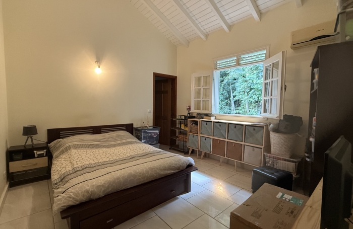 DESHAIES - Complexe touristique avec bungalows - Piscine - Vue sur la mer et île de Montserrat