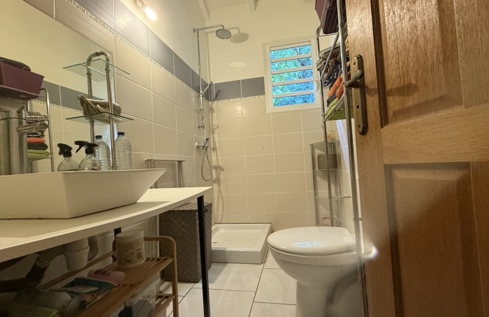 DESHAIES - Complexe touristique avec bungalows - Piscine - Vue sur la mer et île de Montserrat