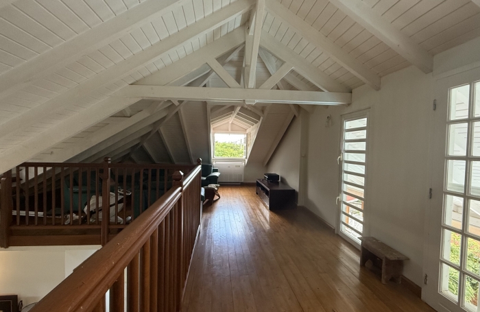 DESHAIES - Complexe touristique avec bungalows - Piscine - Vue sur la mer et île de Montserrat