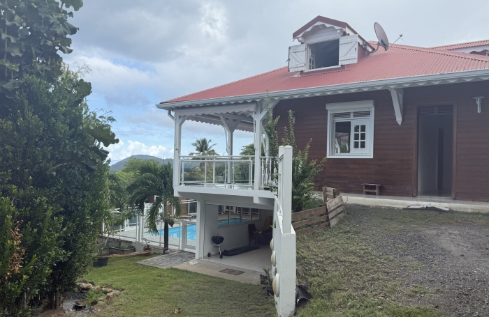 DESHAIES - Complexe touristique avec bungalows - Piscine - Vue sur la mer et île de Montserrat