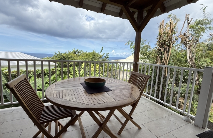 DESHAIES - Complexe touristique avec bungalows - Piscine - Vue sur la mer et île de Montserrat