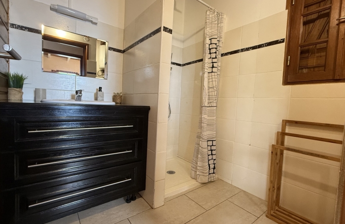 DESHAIES - Complexe touristique avec bungalows - Piscine - Vue sur la mer et île de Montserrat