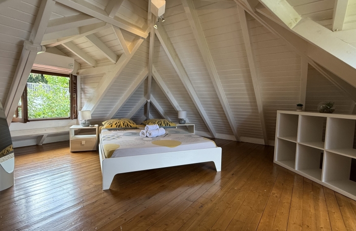 DESHAIES - Complexe touristique avec bungalows - Piscine - Vue sur la mer et île de Montserrat