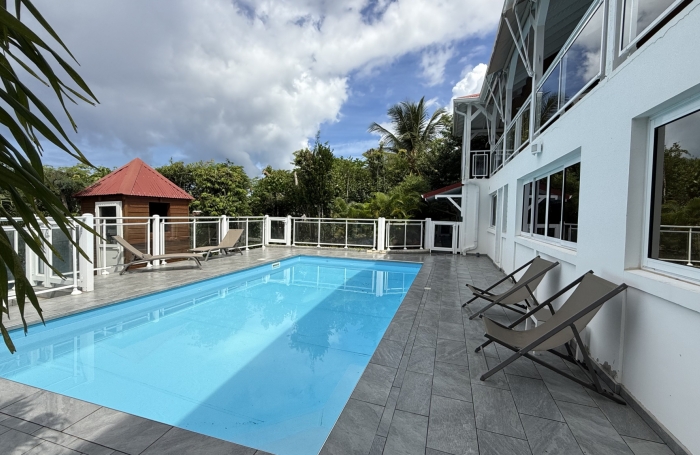 DESHAIES - Complexe touristique avec bungalows - Piscine - Vue sur la mer et île de Montserrat
