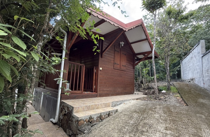 DESHAIES - Complexe touristique avec bungalows - Piscine - Vue sur la mer et île de Montserrat