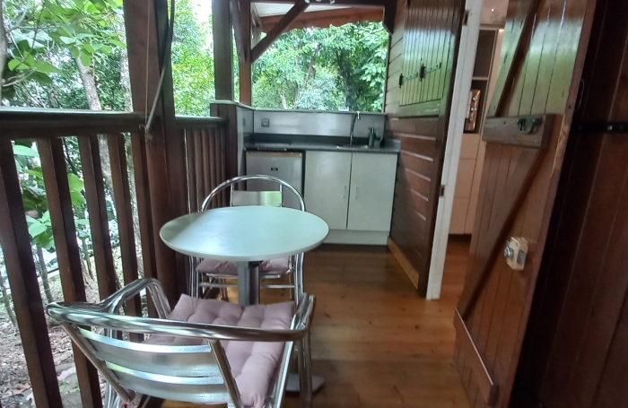 DESHAIES - Complexe touristique avec bungalows - Piscine - Vue sur la mer et île de Montserrat