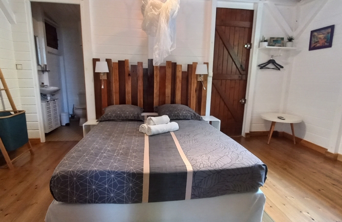 DESHAIES - Complexe touristique avec bungalows - Piscine - Vue sur la mer et île de Montserrat