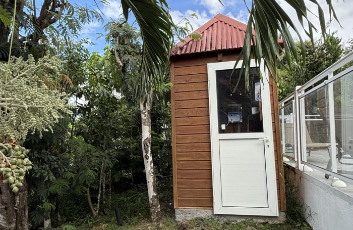 DESHAIES - Complexe touristique avec bungalows - Piscine - Vue sur la mer et île de Montserrat
