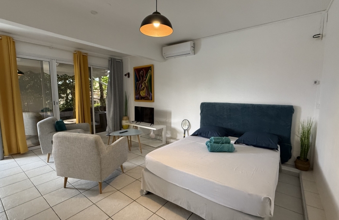 DESHAIES - Complexe touristique avec bungalows - Piscine - Vue sur la mer et île de Montserrat