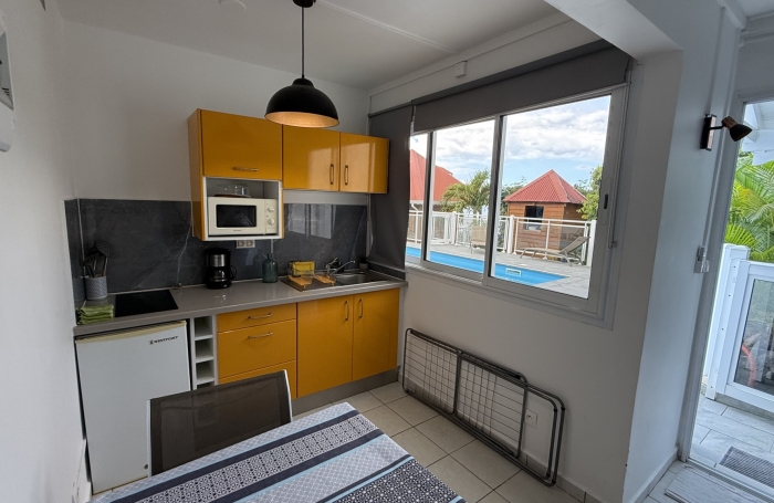 DESHAIES - Complexe touristique avec bungalows - Piscine - Vue sur la mer et île de Montserrat