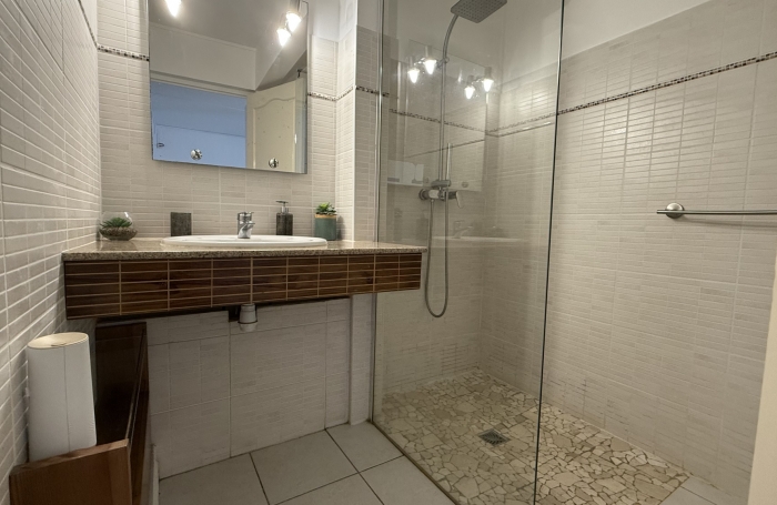 DESHAIES - Complexe touristique avec bungalows - Piscine - Vue sur la mer et île de Montserrat