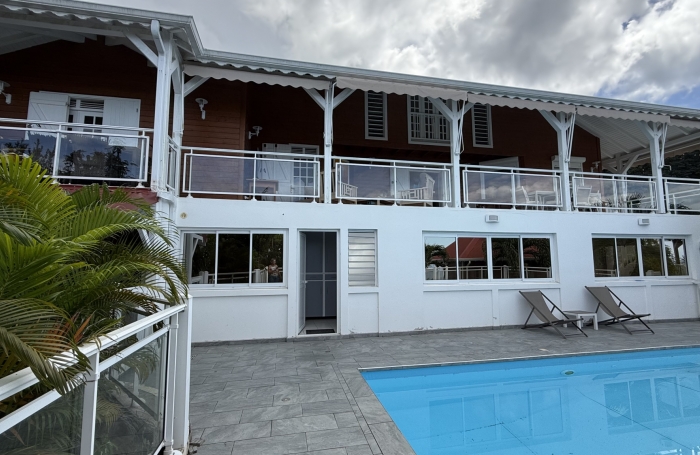 DESHAIES - Complexe touristique avec bungalows - Piscine - Vue sur la mer et île de Montserrat