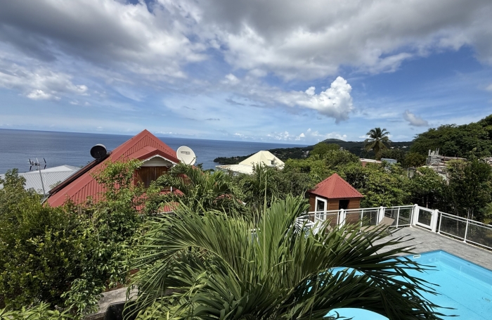DESHAIES - Complexe touristique avec bungalows - Piscine - Vue sur la mer et île de Montserrat