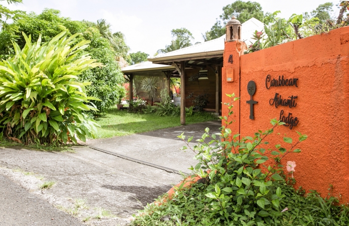 TROIS RIVIERES - Maison de type T6 meublé, piscine, terrain clôturé, jardin arboré et fruitiers,