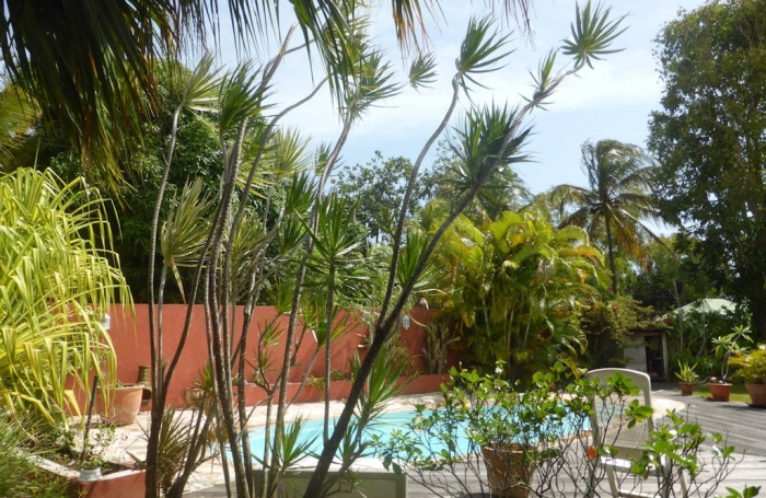 TROIS RIVIERES - Maison de type T6 meublé, piscine, terrain clôturé, jardin arboré et fruitiers,
