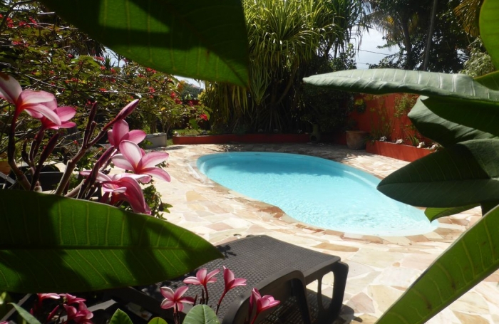 TROIS RIVIERES - Maison de type T6 meublé, piscine, terrain clôturé, jardin arboré et fruitiers,