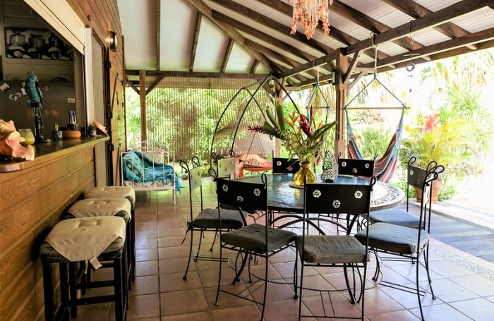 TROIS RIVIERES - Maison de type T6 meublé, piscine, terrain clôturé, jardin arboré et fruitiers,