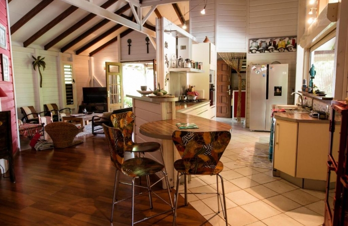 TROIS RIVIERES - Maison de type T6 meublé, piscine, terrain clôturé, jardin arboré et fruitiers,