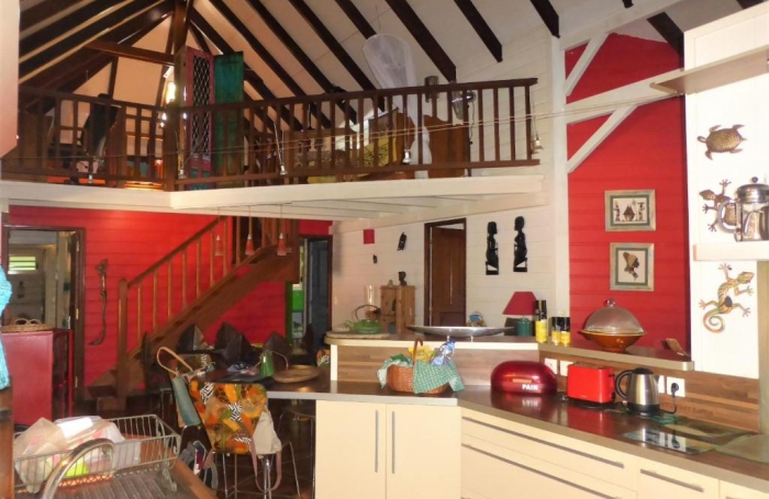 TROIS RIVIERES - Maison de type T6 meublé, piscine, terrain clôturé, jardin arboré et fruitiers,