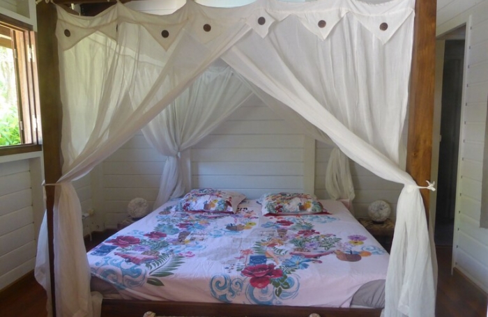 TROIS RIVIERES - Maison de type T6 meublé, piscine, terrain clôturé, jardin arboré et fruitiers,