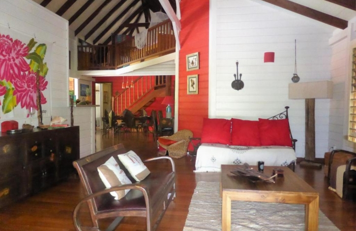TROIS RIVIERES - Maison de type T6 meublé, piscine, terrain clôturé, jardin arboré et fruitiers,