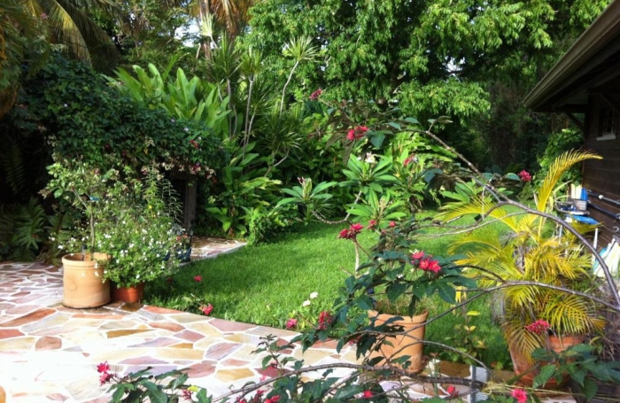TROIS RIVIERES - Maison de type T6 meublé, piscine, terrain clôturé, jardin arboré et fruitiers,