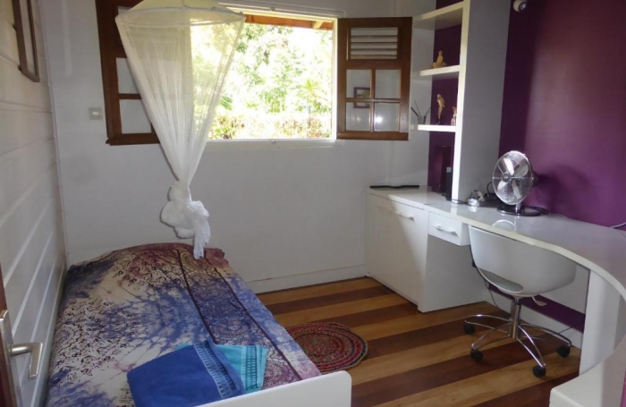 TROIS RIVIERES - Maison de type T6 meublé, piscine, terrain clôturé, jardin arboré et fruitiers,