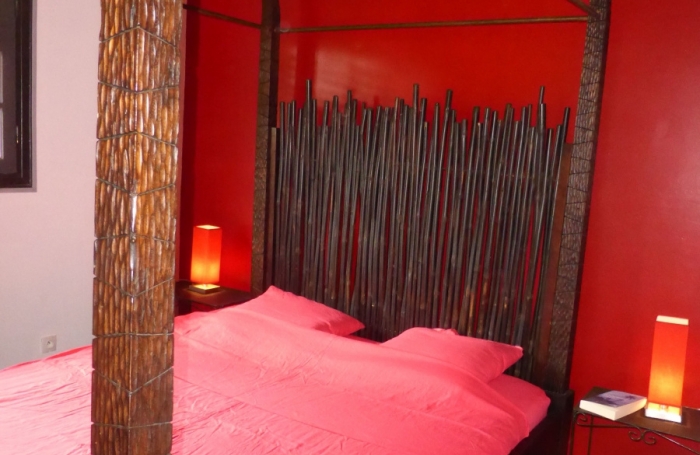 TROIS RIVIERES - Maison de type T6 meublé, piscine, terrain clôturé, jardin arboré et fruitiers,