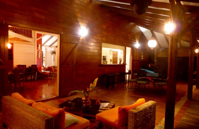 TROIS RIVIERES - Maison de type T6 meublé, piscine, terrain clôturé, jardin arboré et fruitiers,