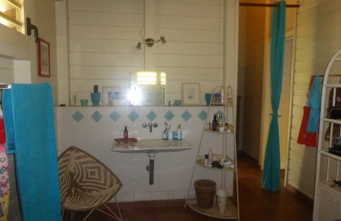 TROIS RIVIERES - Maison de type T6 meublé, piscine, terrain clôturé, jardin arboré et fruitiers,