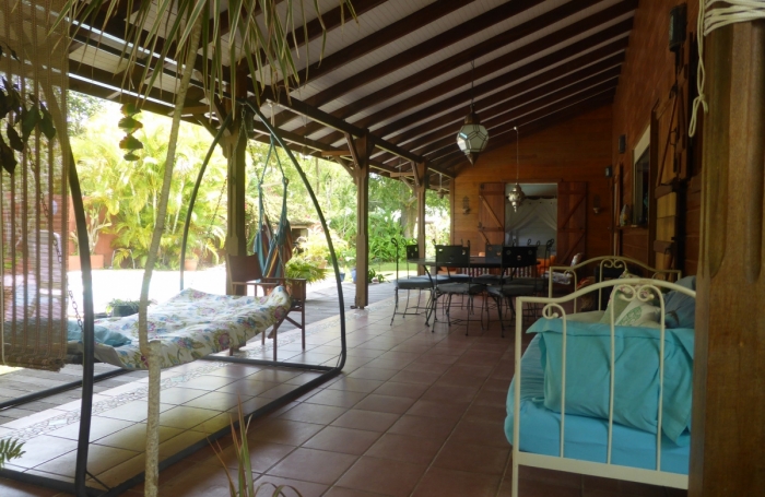 TROIS RIVIERES - Maison de type T6 meublé, piscine, terrain clôturé, jardin arboré et fruitiers,