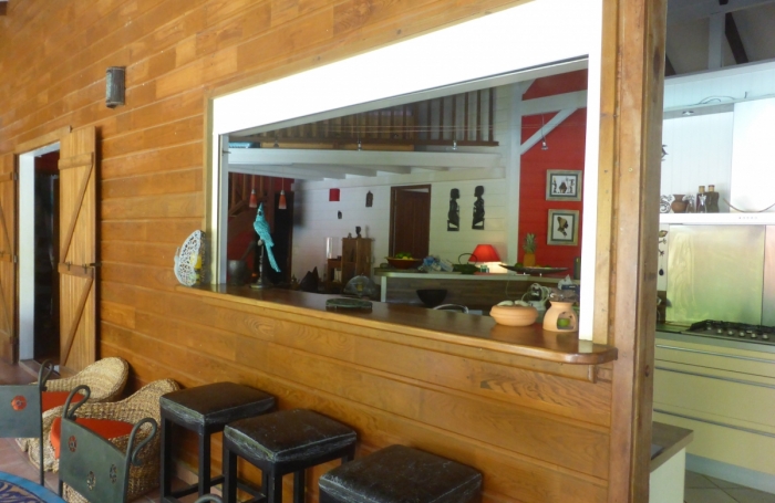 TROIS RIVIERES - Maison de type T6 meublé, piscine, terrain clôturé, jardin arboré et fruitiers,