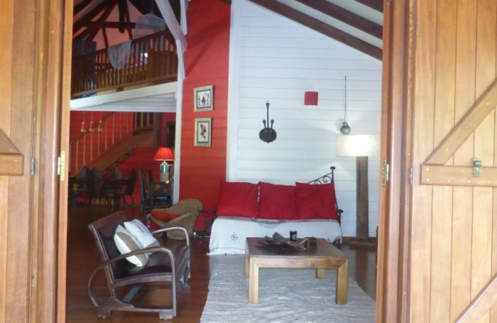 TROIS RIVIERES - Maison de type T6 meublé, piscine, terrain clôturé, jardin arboré et fruitiers,