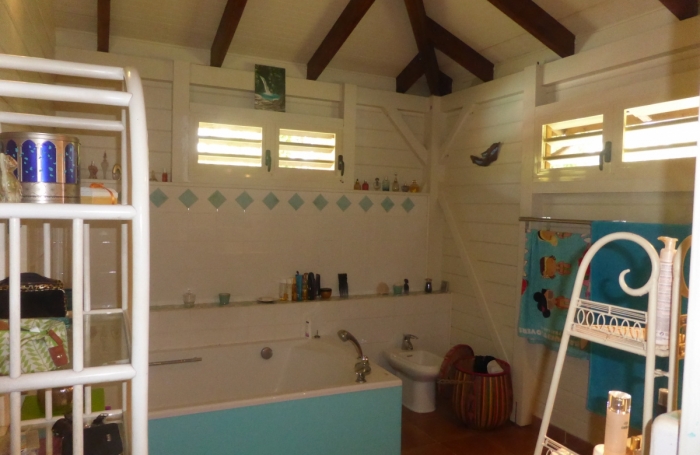 TROIS RIVIERES - Maison de type T6 meublé, piscine, terrain clôturé, jardin arboré et fruitiers,