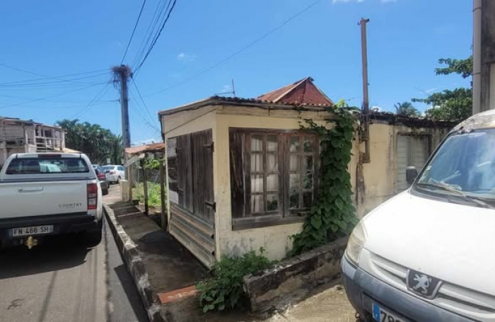 Emplacement d'exception avec maison vétuste