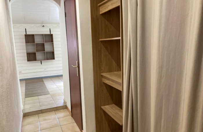 À LOUER À BAILLIF   APPARTEMENT T 3 MEUBLE ET CLIMATISE  DE 95 M2 - QUARTIER CALME