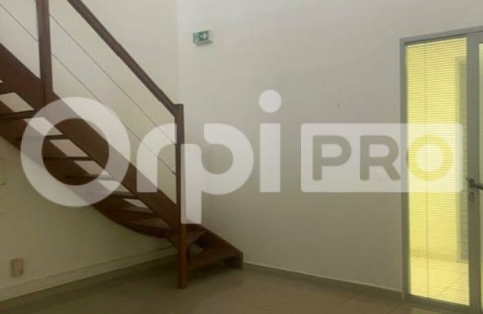 Avec ORPI BOUTAREL louez vos  bureaux de 47m2 aménagés d une  Mezzanine