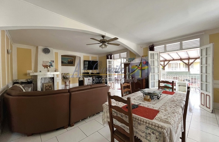 Grande maison avec un beau potentiel locatif - Emplacement stratégique