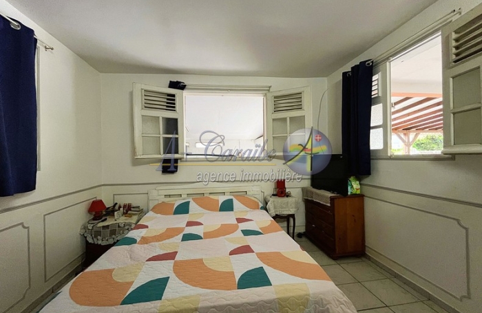 Grande maison avec un beau potentiel locatif - Emplacement stratégique