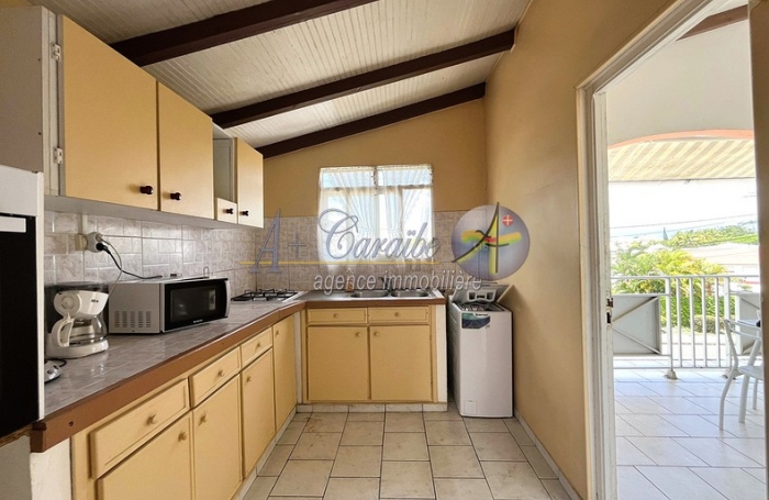 Grande maison avec un beau potentiel locatif - Emplacement stratégique